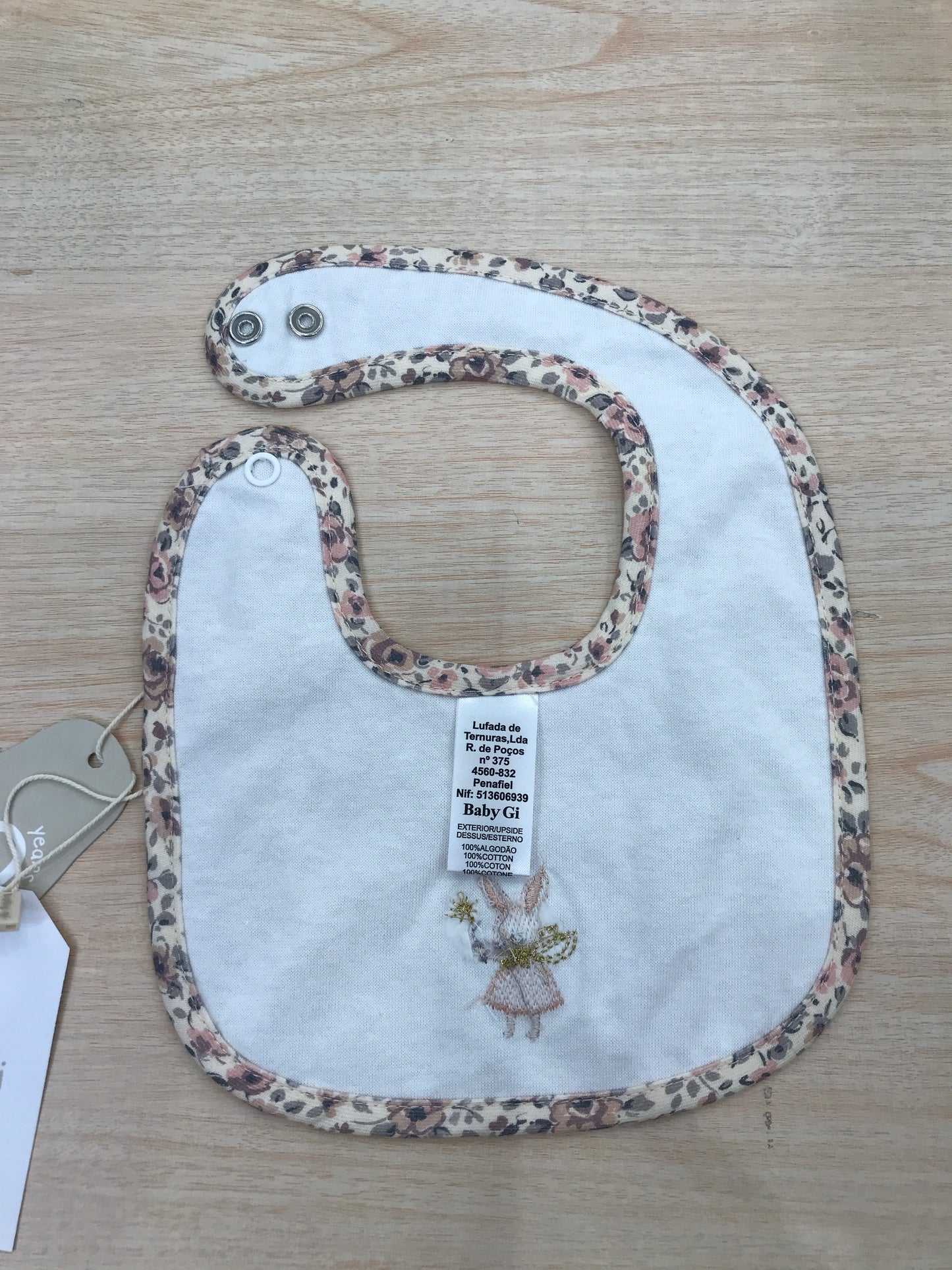Bavetta Baby Gi in cotone rosa antico con bordo floreale e coniglietta ricamata al centro