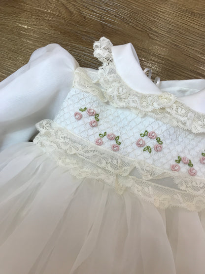 Abito Piccola Giuggiola in organza in seta manica lunga con polsini con valancienne gonna con pieghe in basso corpetto finemente lavorato con piccole roselline e arricchito da valancienne