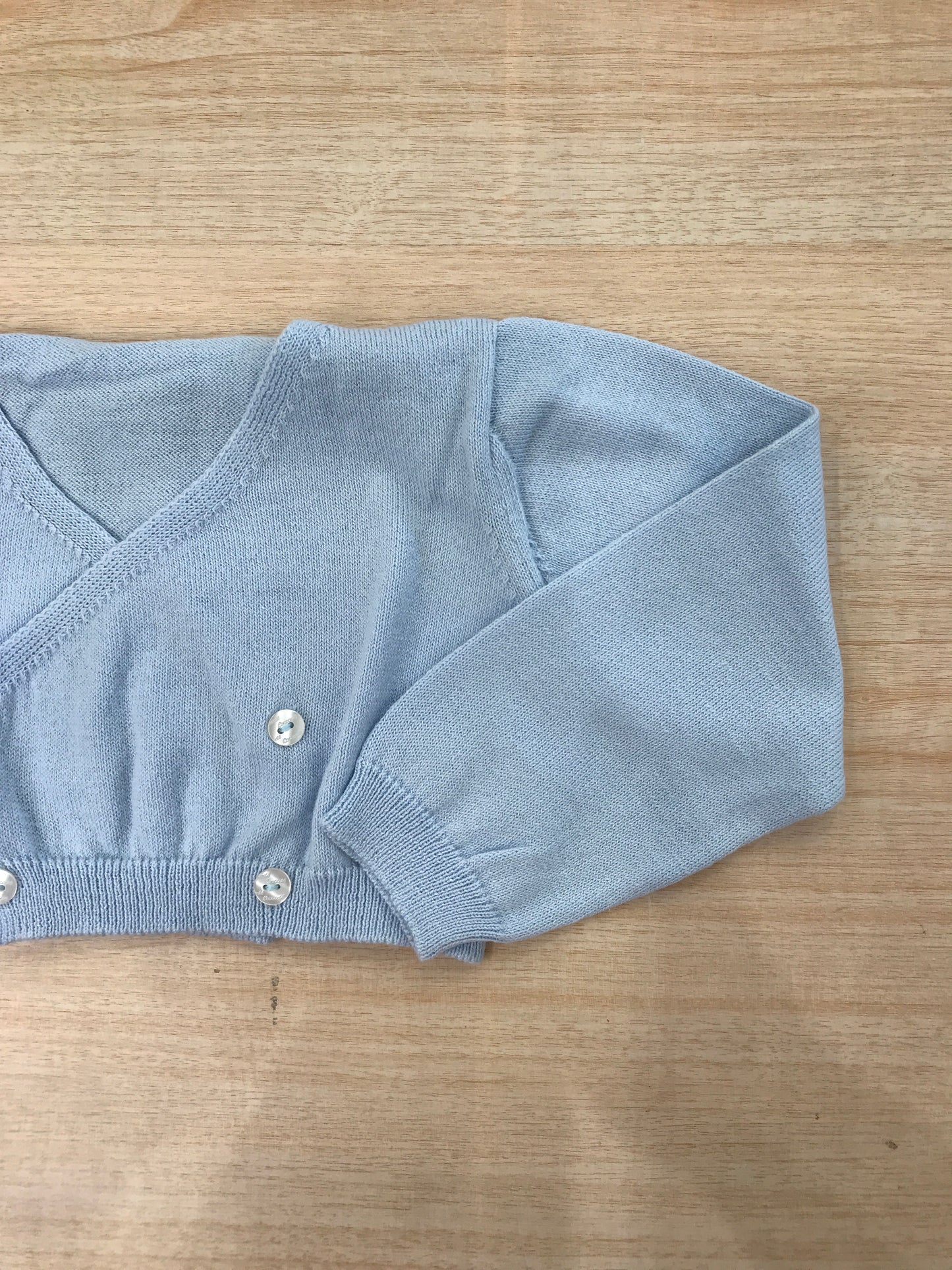 Cardigan Coccodè in filo celeste ad incrocio con piccoli bottoncini
