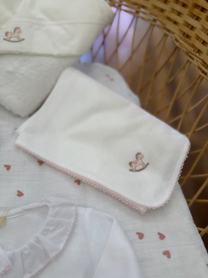 Coordinato nascita Baby Gi in ciniglia con ricami rosa e cavallo a dondolo