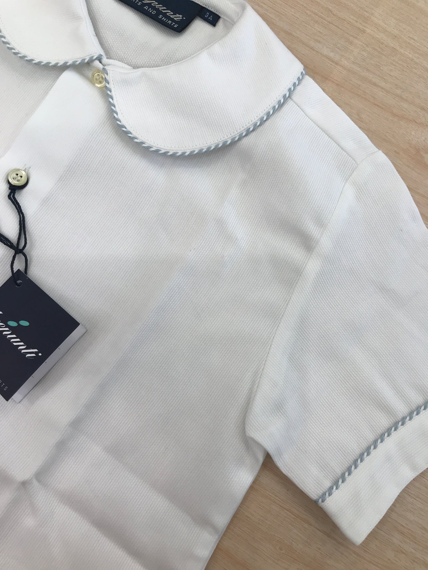 Camicia Duepunti in cotone mezza manica bianca con collo tondo rifinito con ricamo celeste