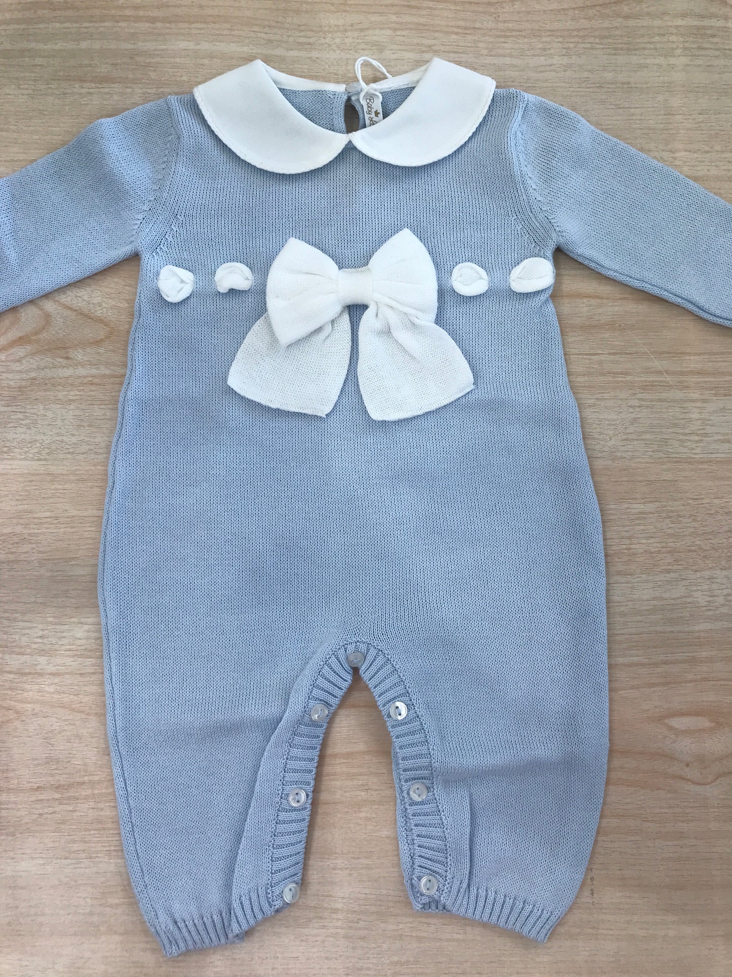 Tutina Baby Lord in filo celeste manica lunga gamba lunga con colletto tondo ricamato con fiocchetto e passanastro al centro