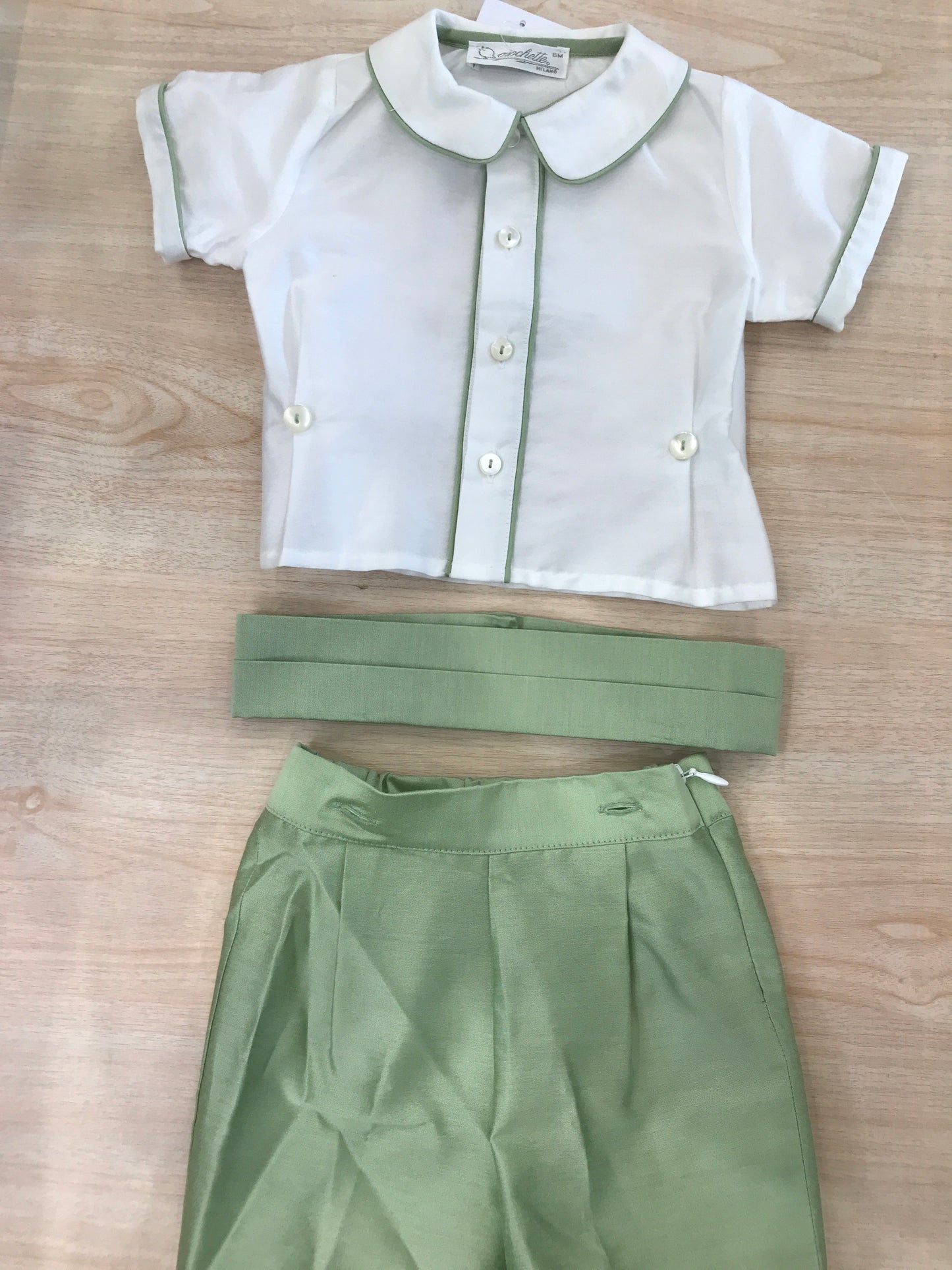 Completo Crochette in cotone camicia mezza manica bianca con rifiniture in verde con bermuda e fascia con pieghe verde