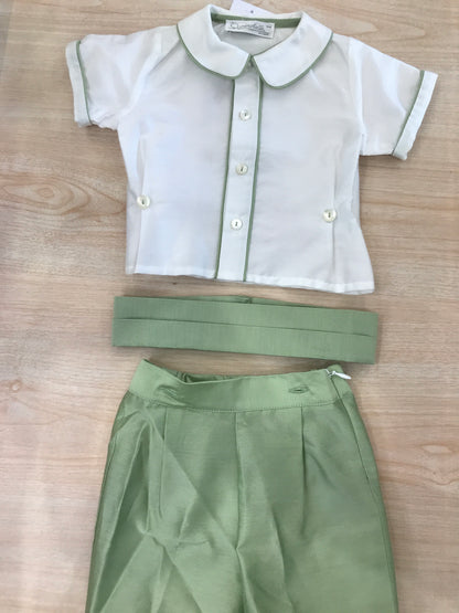Completo Crochette in cotone camicia mezza manica bianca con rifiniture in verde con bermuda e fascia con pieghe verde