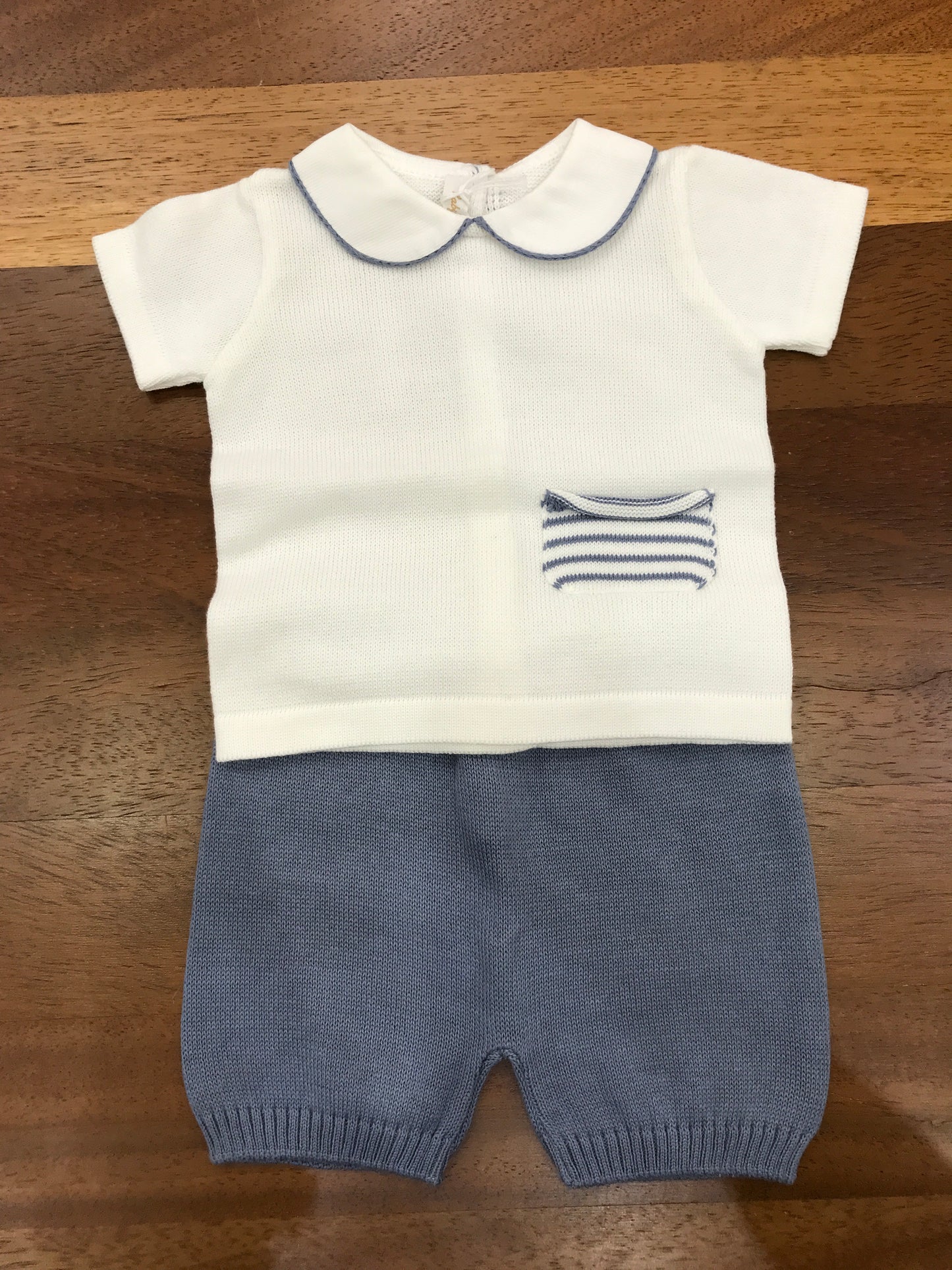 Completo Baby Lord in filo bianco e avio mezza manica collo tondo bianco con tasca a righe laterale pantalone corto avio