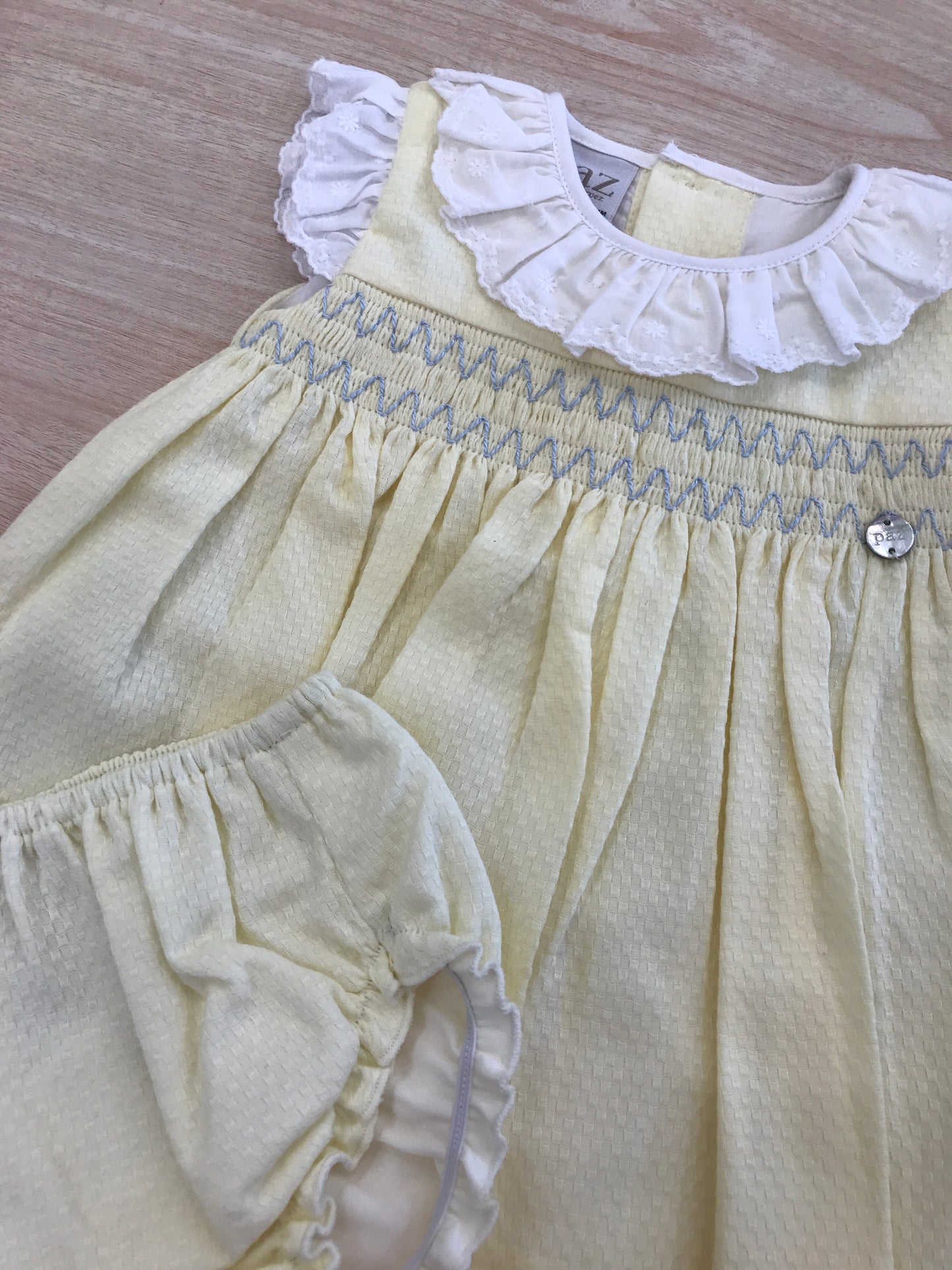 Abito Paz Rodriguez in cotone smanicato con rusche bianca con lavorazione di punto smock sul corpetto con culotte abbinata