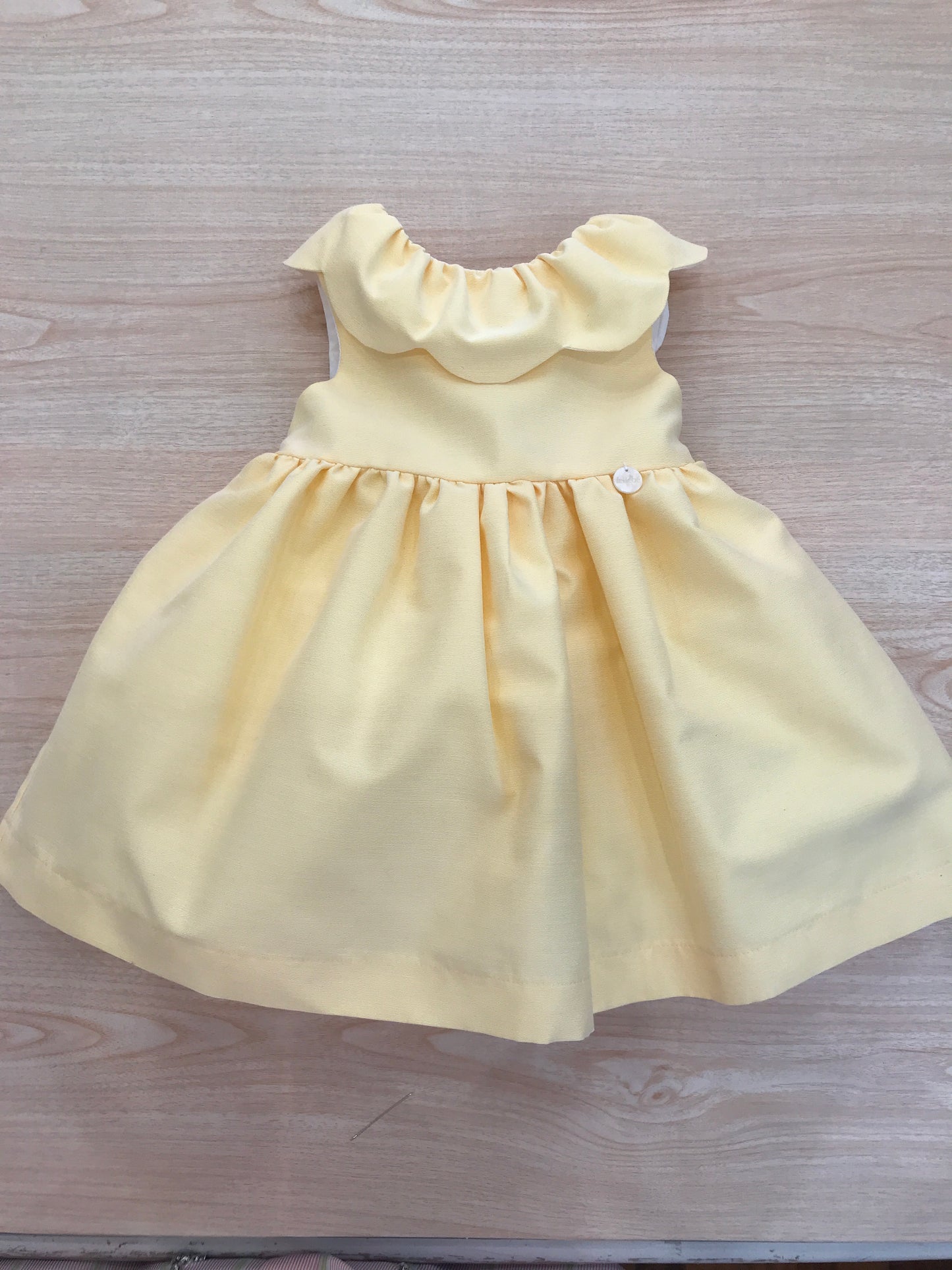 Abito Le Bebè in cotone smanicato con collo smerlato con fiocco sul retro in una tonalità di giallo chiaro