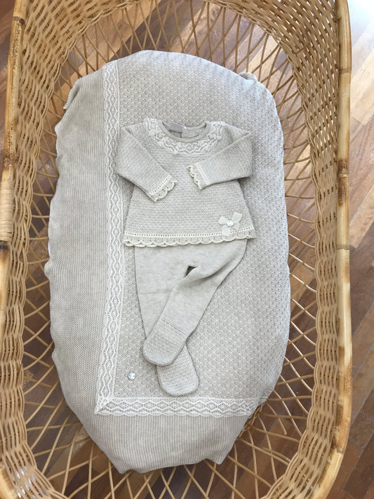 Coordinato nascita Paz Rodriguez in filo tortora coperta con rusche tutina due pezzi con collo con rusche e fiocco