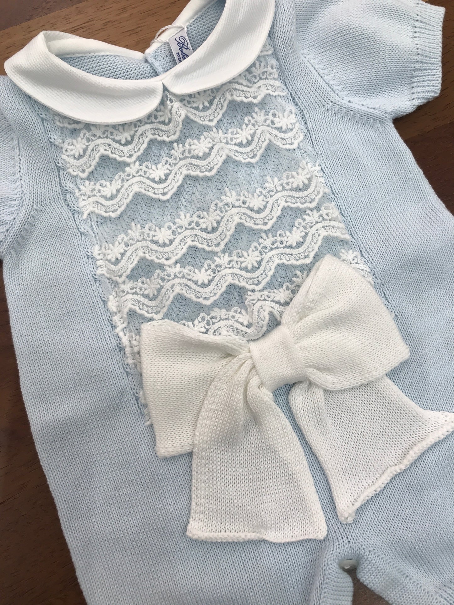 Pagliaccetto Bebè di Almy in filo celeste mezza manica collo bianco tondo con valancienne e fiocco sul davanti