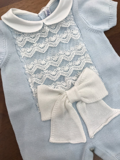 Pagliaccetto Bebè di Almy in filo celeste mezza manica collo bianco tondo con valancienne e fiocco sul davanti