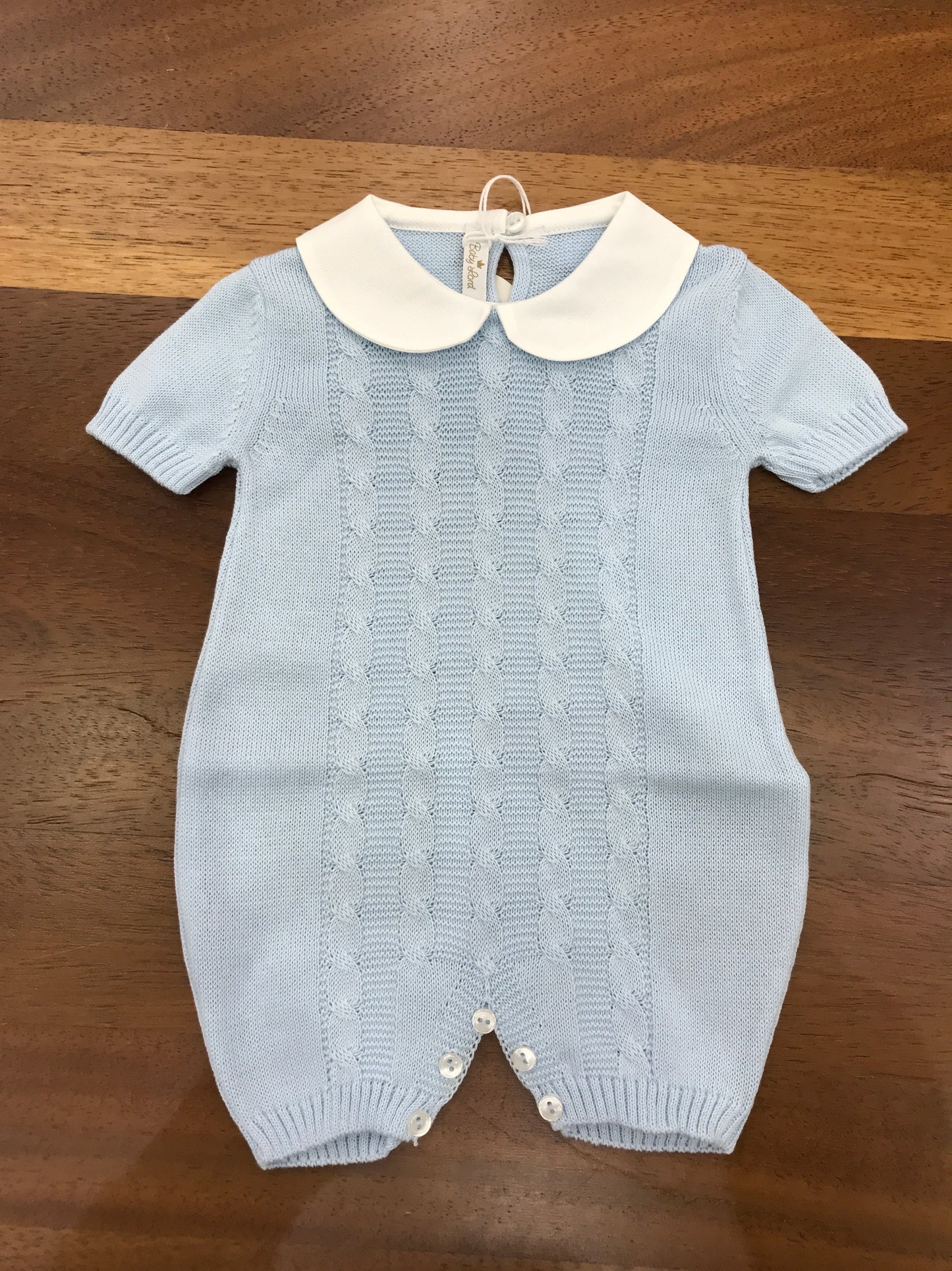 Pagliaccetto Baby Lord in filo celeste mezza manica con lavorazione di trecce sul davanti