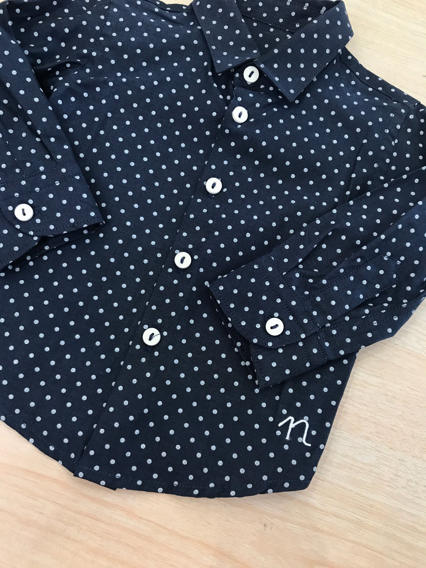 Camicia Nanan manica lunga blu scuro con pois bianchi e bottoncini sul davanti