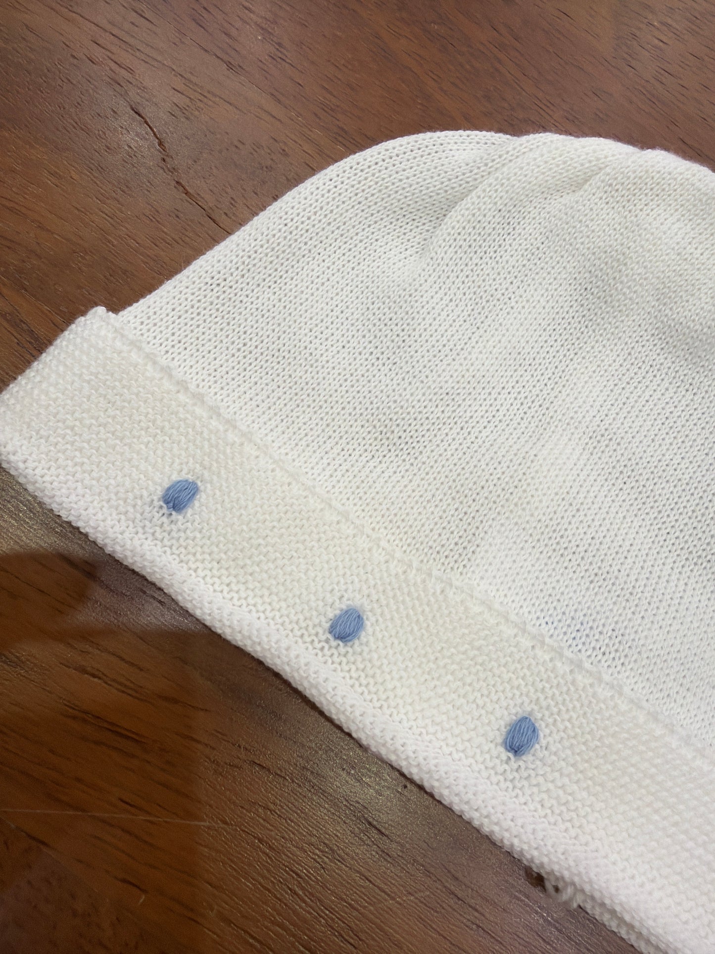Cappello Baby Lord in filo bianco con risvolto con pois ricamati celesti