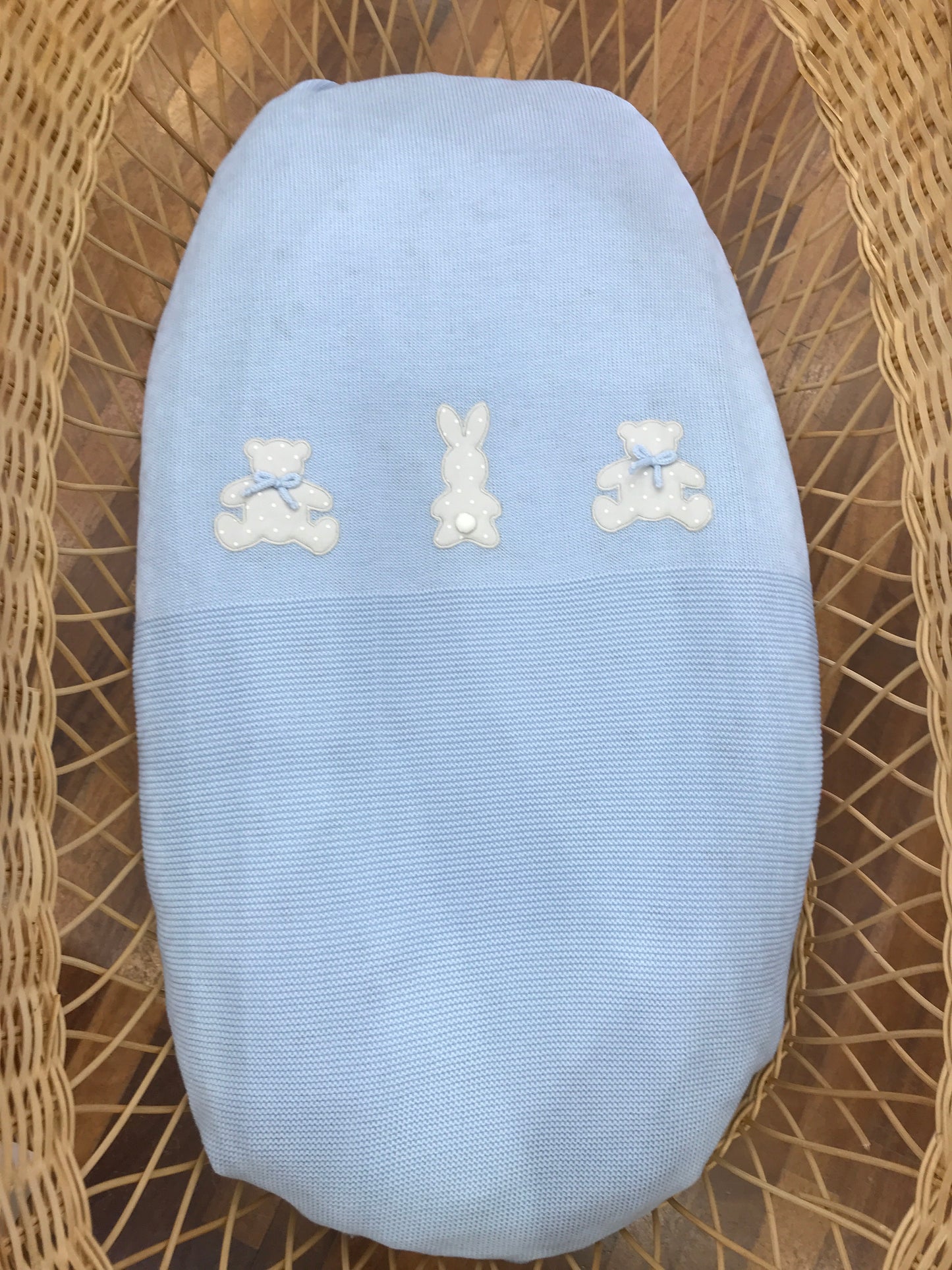 Coperta Baby Lord in lana celeste con orsetti e conigli a pois applicati al centro