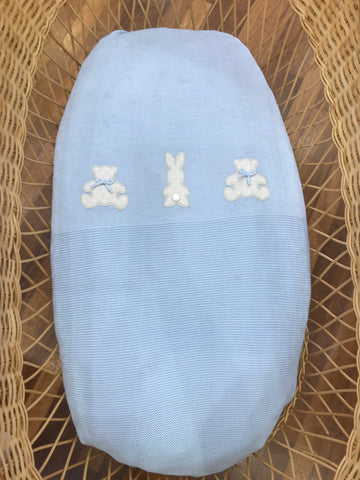 Coperta Baby Lord in lana celeste con orsetti e conigli a pois applicati al centro