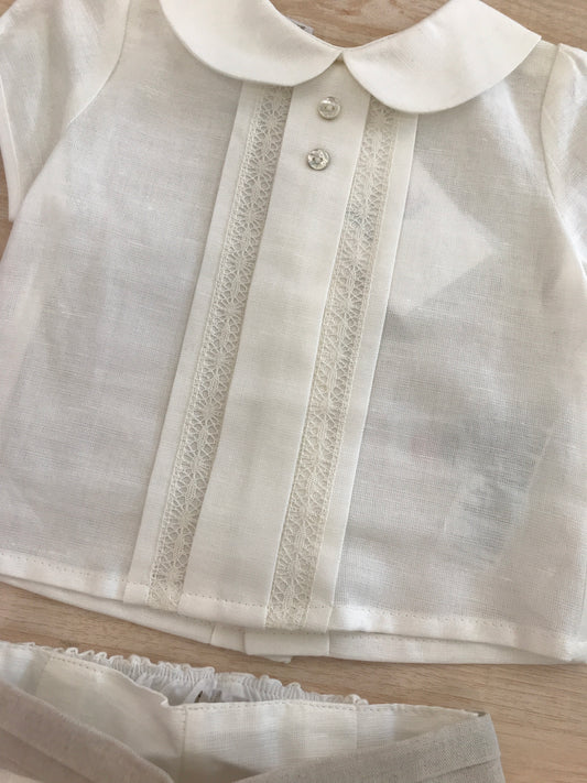 Completo Paz Rodriguez in cotone camicia mezza manica con pieghe e pizzo lavorato sul davanti con pantalone corto e fascia con pieghe