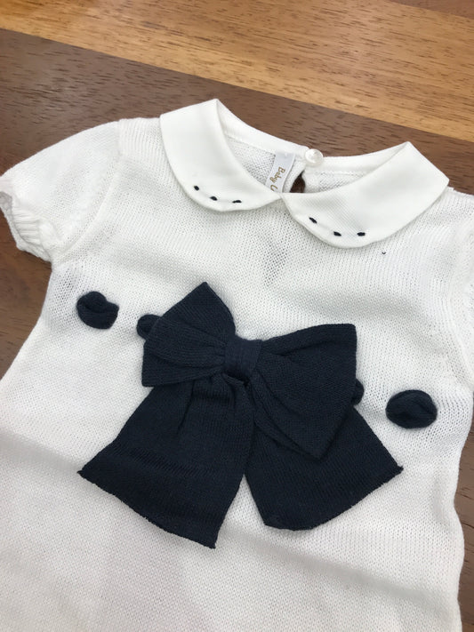 Pagliaccetto Baby Lord in filo bianco mezza manica con fiocco e passanastro blu con collo tondo bianco con pois blu