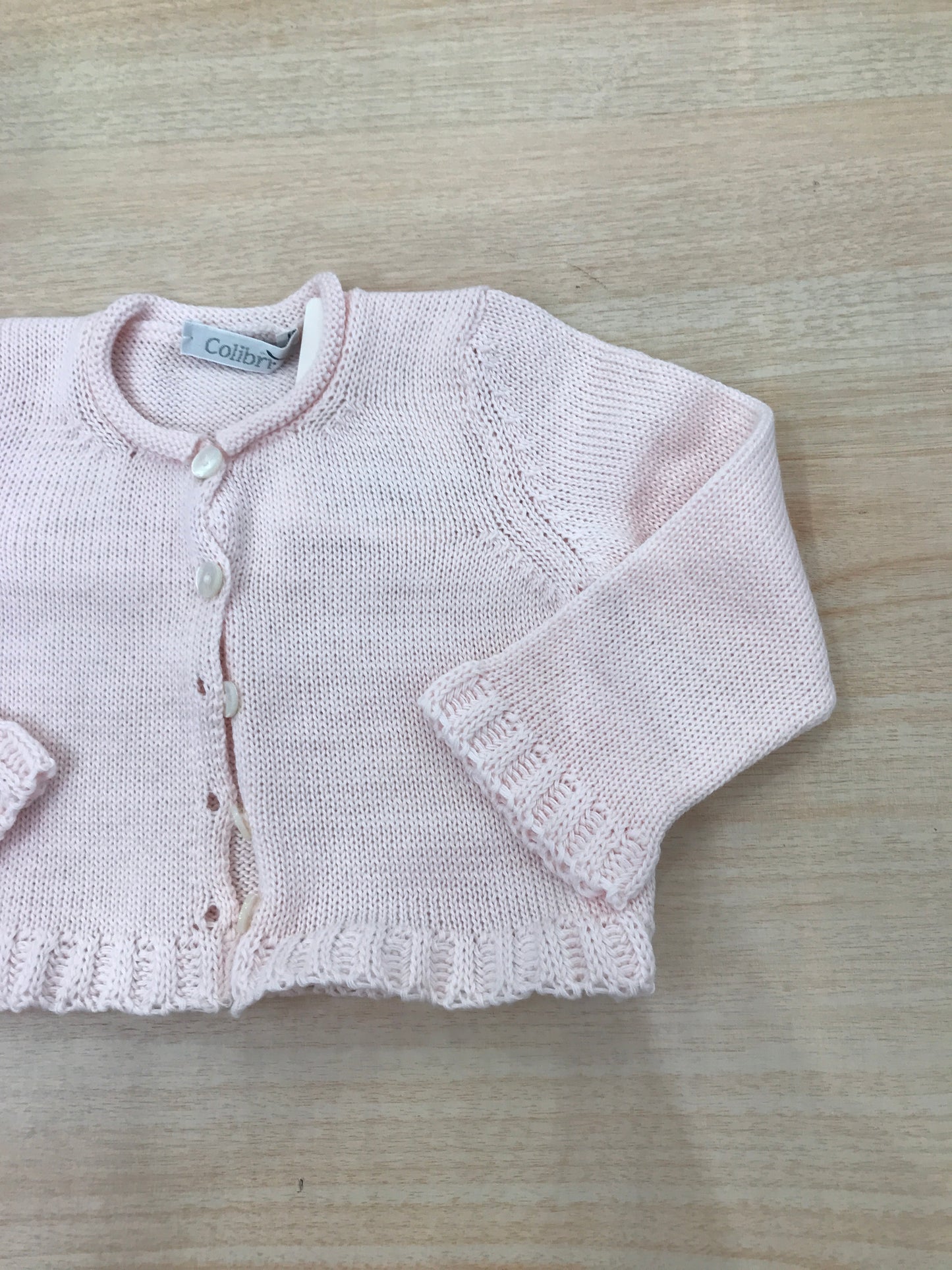 Cardigan Colibrì in filo rosa chiaro con piccoli bottoncini smerlato