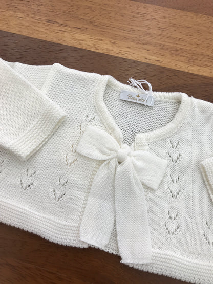 Cardigan Baby Lord in filo panna manica lunga con fiocco e lavorazione sul davanti