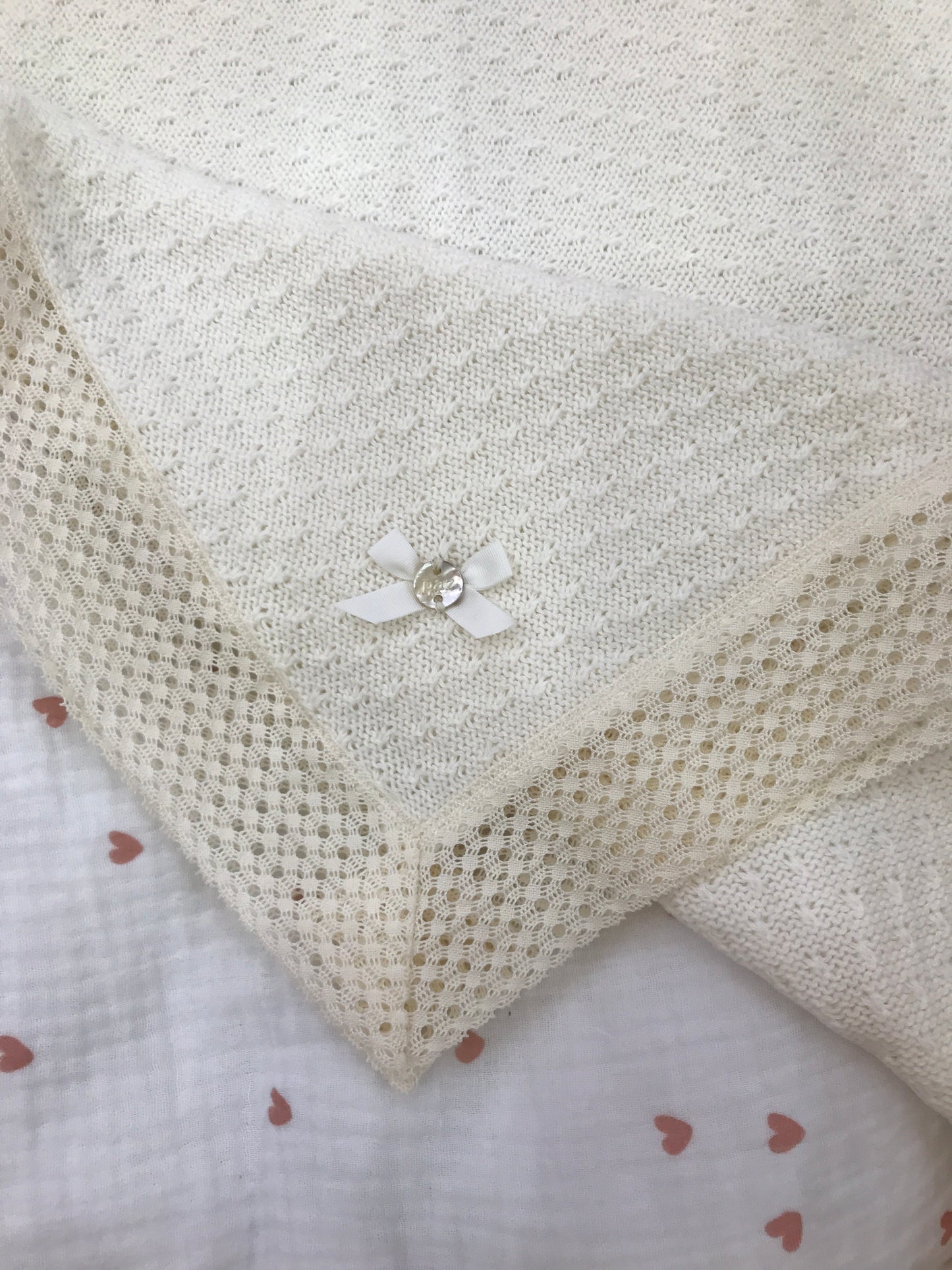Coperta Paz Rodriguez in lana panna con pizzo al bordo e lavoro a maglia