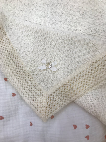 Coperta Paz Rodriguez in lana panna con pizzo al bordo e lavoro a maglia