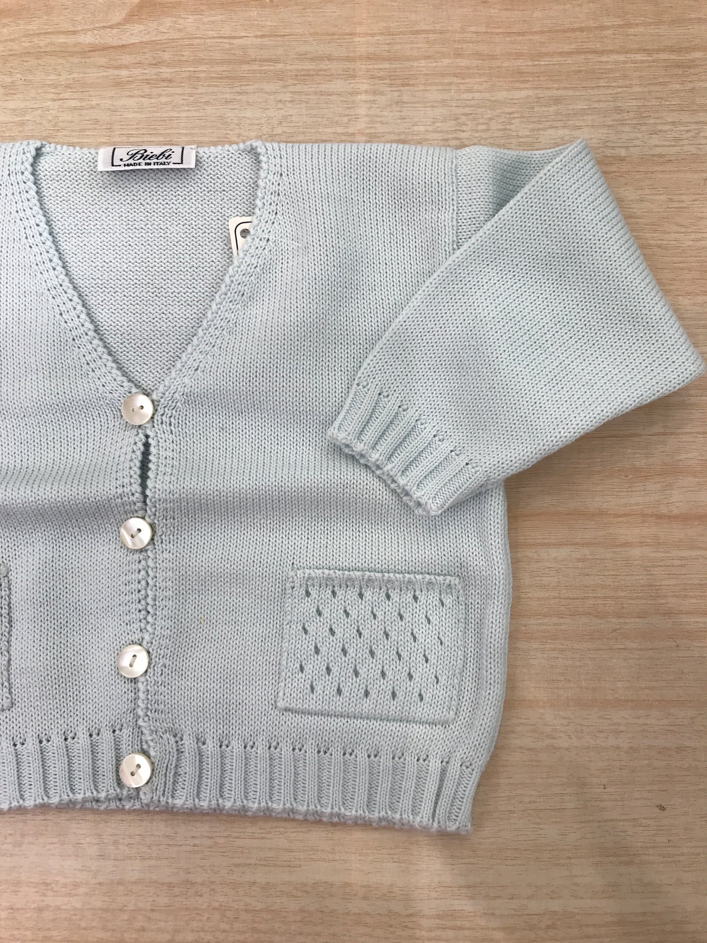 Cardigan Biebi in filo celeste con tasche bucherellate