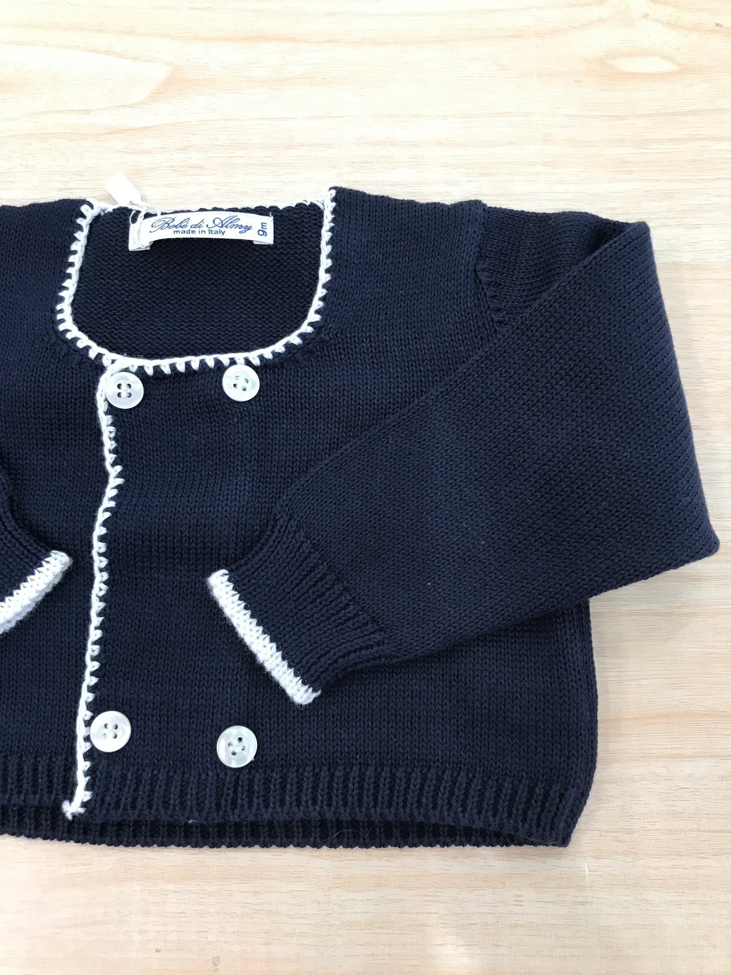 Cardigan Bebè di Almy in filo blu scuro con rifiniture bianche