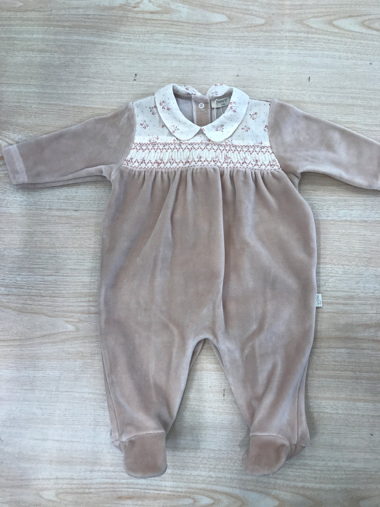 Tutina Baby Gi in ciniglia intera rosa antico con lavorazione di punto smock e fiorellini