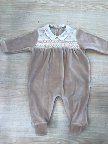Tutina Baby Gi in ciniglia intera rosa antico con lavorazione di punto smock e fiorellini