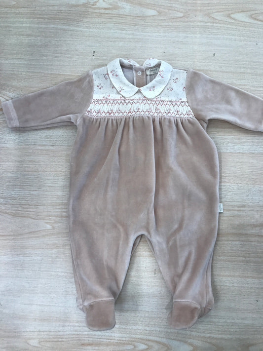 Tutina Baby Gi in ciniglia intera rosa antico con lavorazione di punto smock e fiorellini