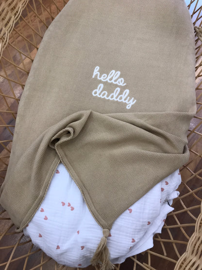 Coperta Nanan in filo beige con mappina intorno ai bordi con scritta centrale "hello daddy"