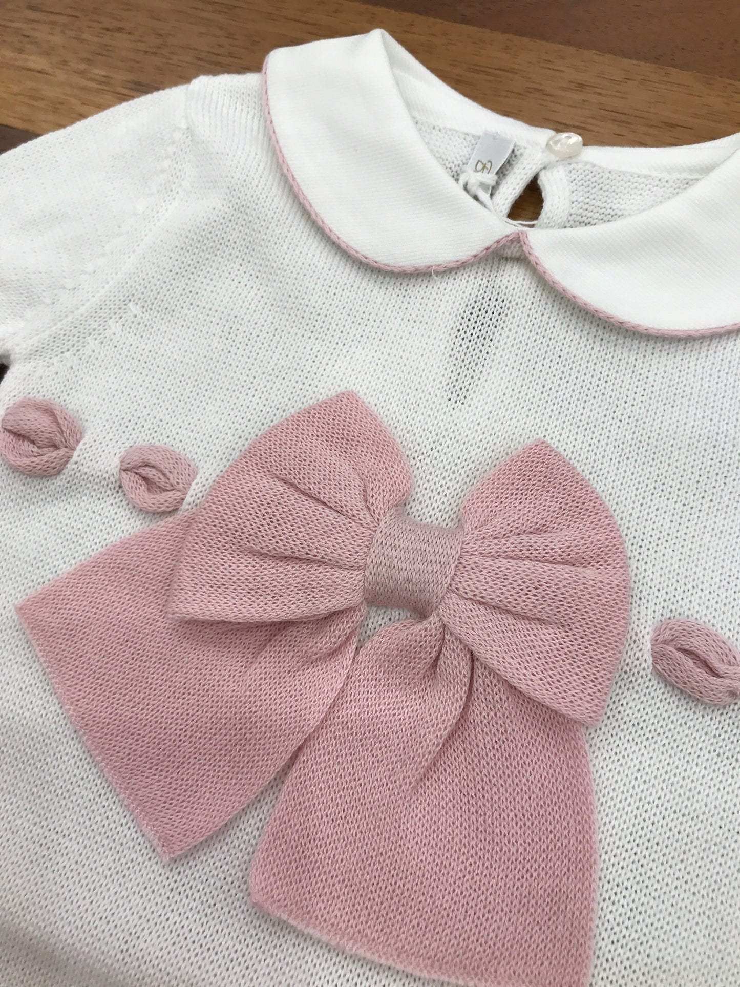 Pagliaccetto Baby Lord in filo bianco mezza manica con fiocco centrale rosa antico