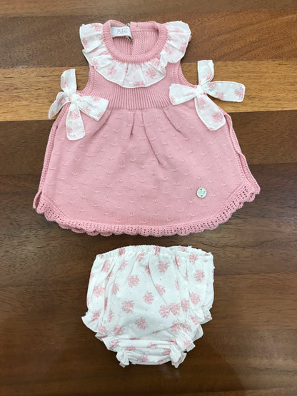 Completo Paz Rodriguez in filo rosa con fiocchetti con fiori rosa collo con rusche abbinata culotte bianca con fiori rosa