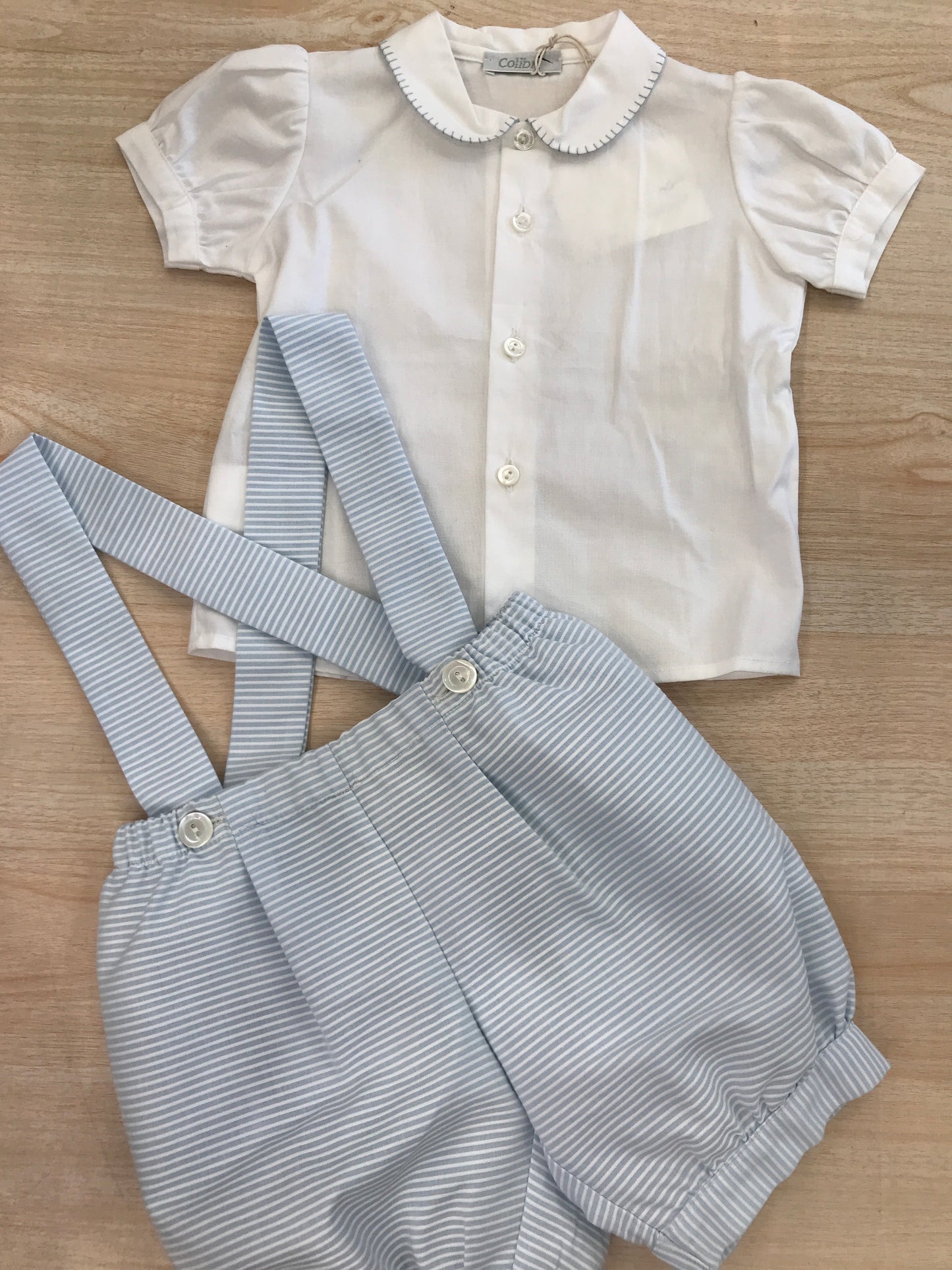 Completo Colibrì in cotone camicia mezza manica con collo ricamato e salopette con bretelle a sbuffo a righe celesti e bianche