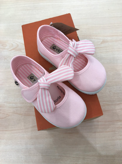 Scarpe Victoria in tela rosa con strappo e fiocco a righe bianco e rosa