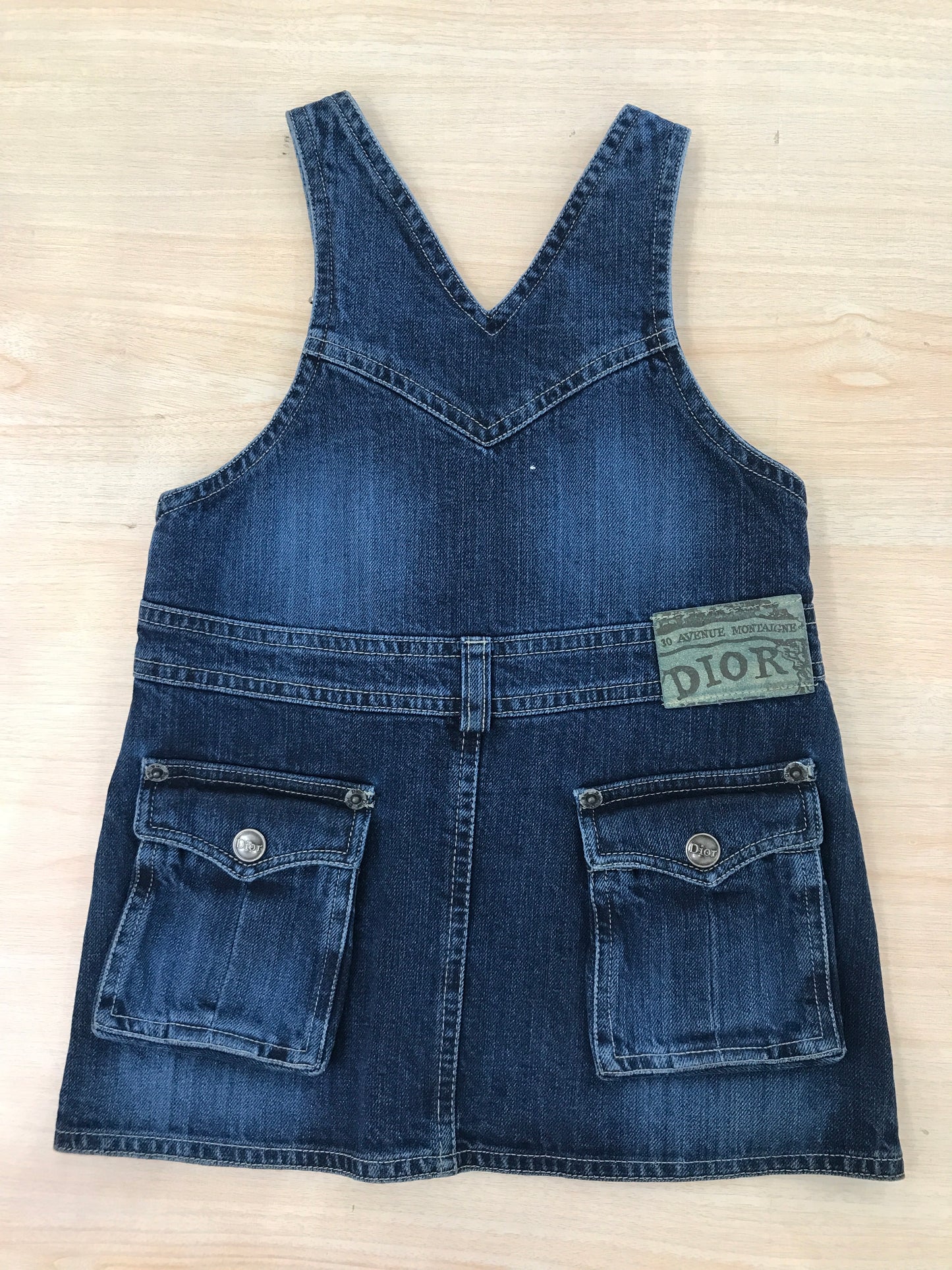 Salopette Baby Dior in jeans con bretelle regolabili con tasche sul retro e taschina sul petto