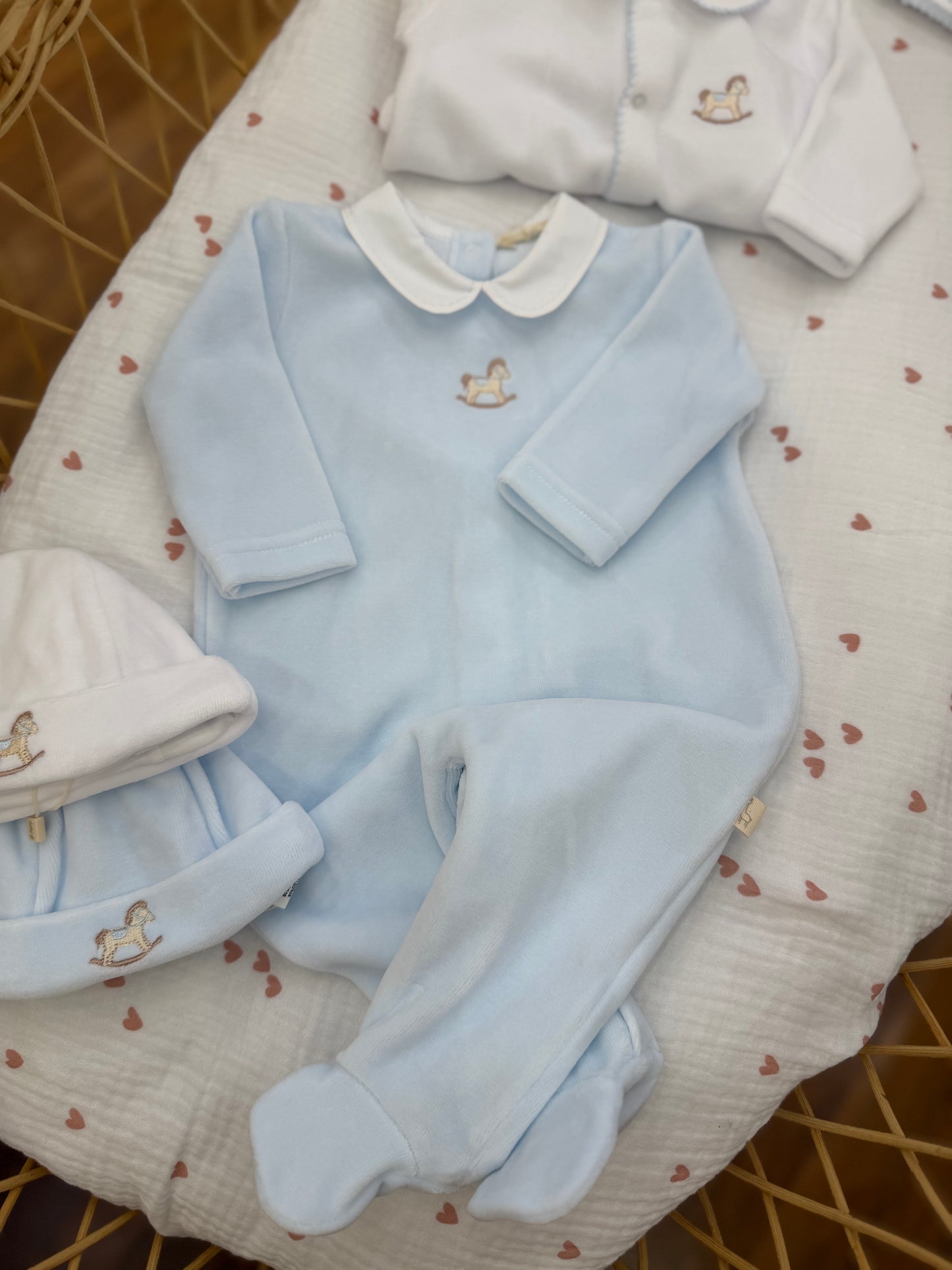Coordinato nascita Baby Gi in ciniglia con ricami celesti e cavallo a dondolo