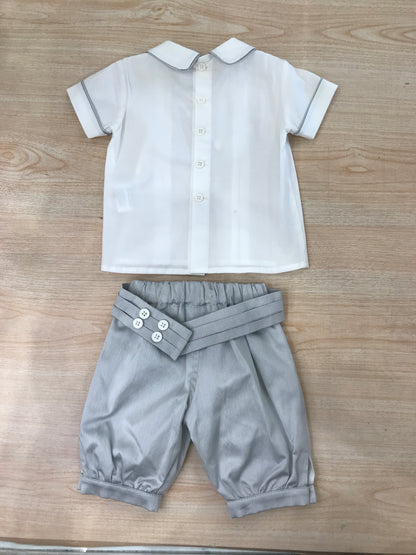 Completo Aletta in cotone camicia bianca mezza manica con bottoncini sul davanti con pantalone grigio con fascia con pieghe
