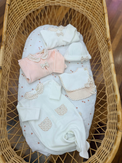 Coordinato nascita Baby Gi tutina intera in ciniglia con fiorellini cappellino e bavetta abbinati