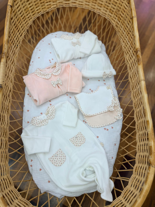Coordinato nascita Baby Gi tutina intera in ciniglia con fiorellini cappellino e bavetta abbinati