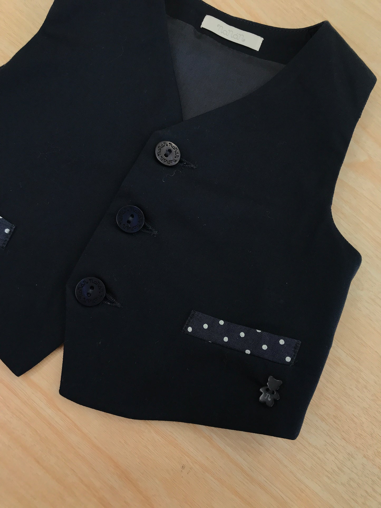 Gilet Nanan blu scuro con tasche blu chiaro e pois bianchi