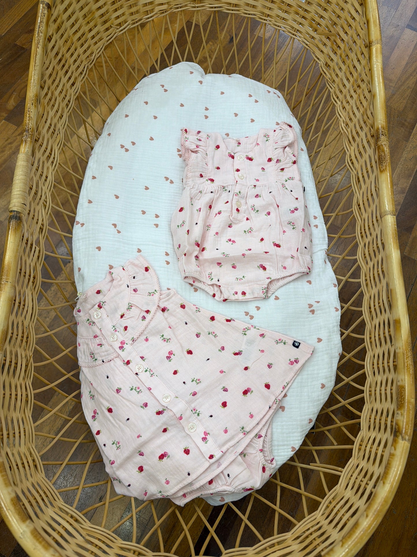 Coordinato nascita gemelline in mussola rosa con decorazioni di fragoline su tutt'esso