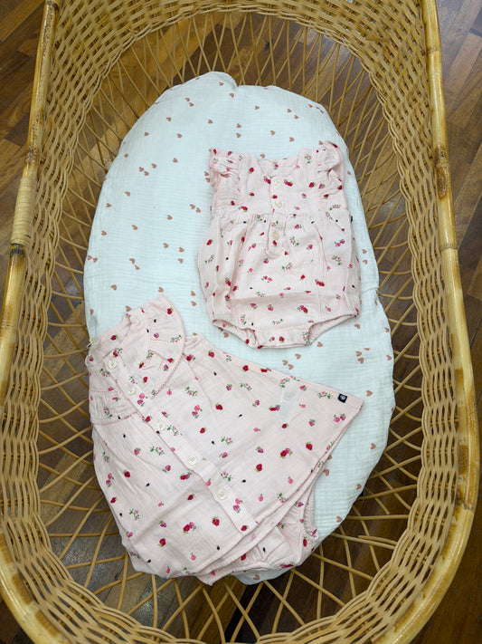 Coordinato nascita gemelline in mussola rosa con decorazioni di fragoline su tutt'esso