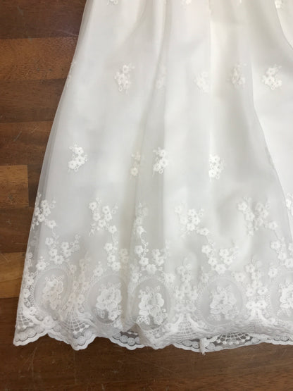 Abito lungo Pure in tulle lavorato e ricamato da piccoli fiorellini mezza manica con fascia in vita