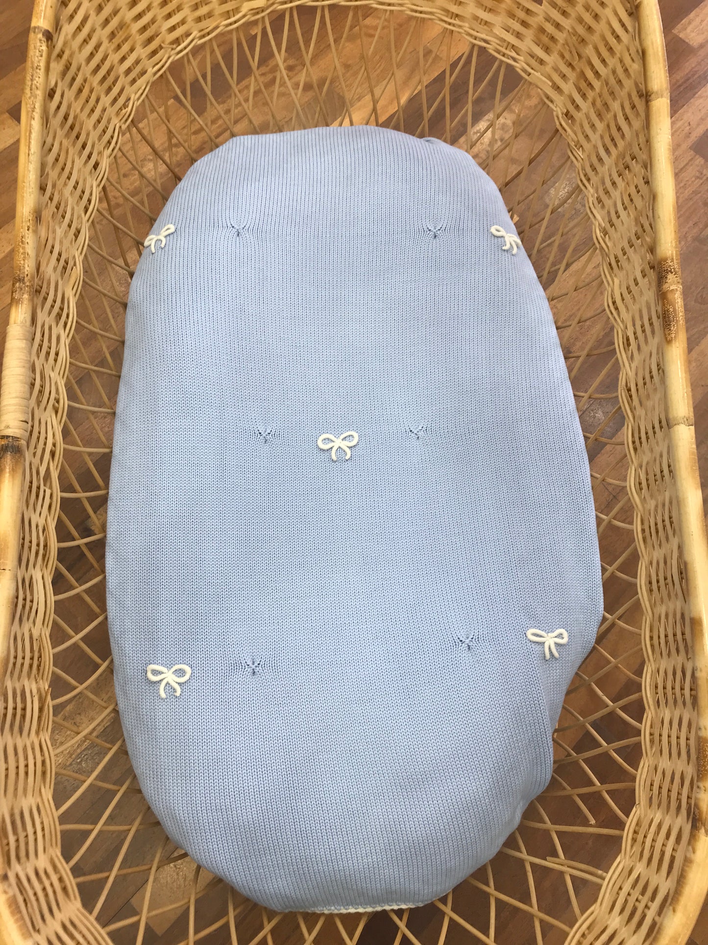 Coperta Bebè di Almy in lana celeste con punto gambero panna e piccoli fiocchetti panna ricamati sul davanti