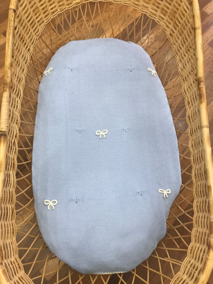 Coperta Bebè di Almy in lana celeste con punto gambero panna e piccoli fiocchetti panna ricamati sul davanti