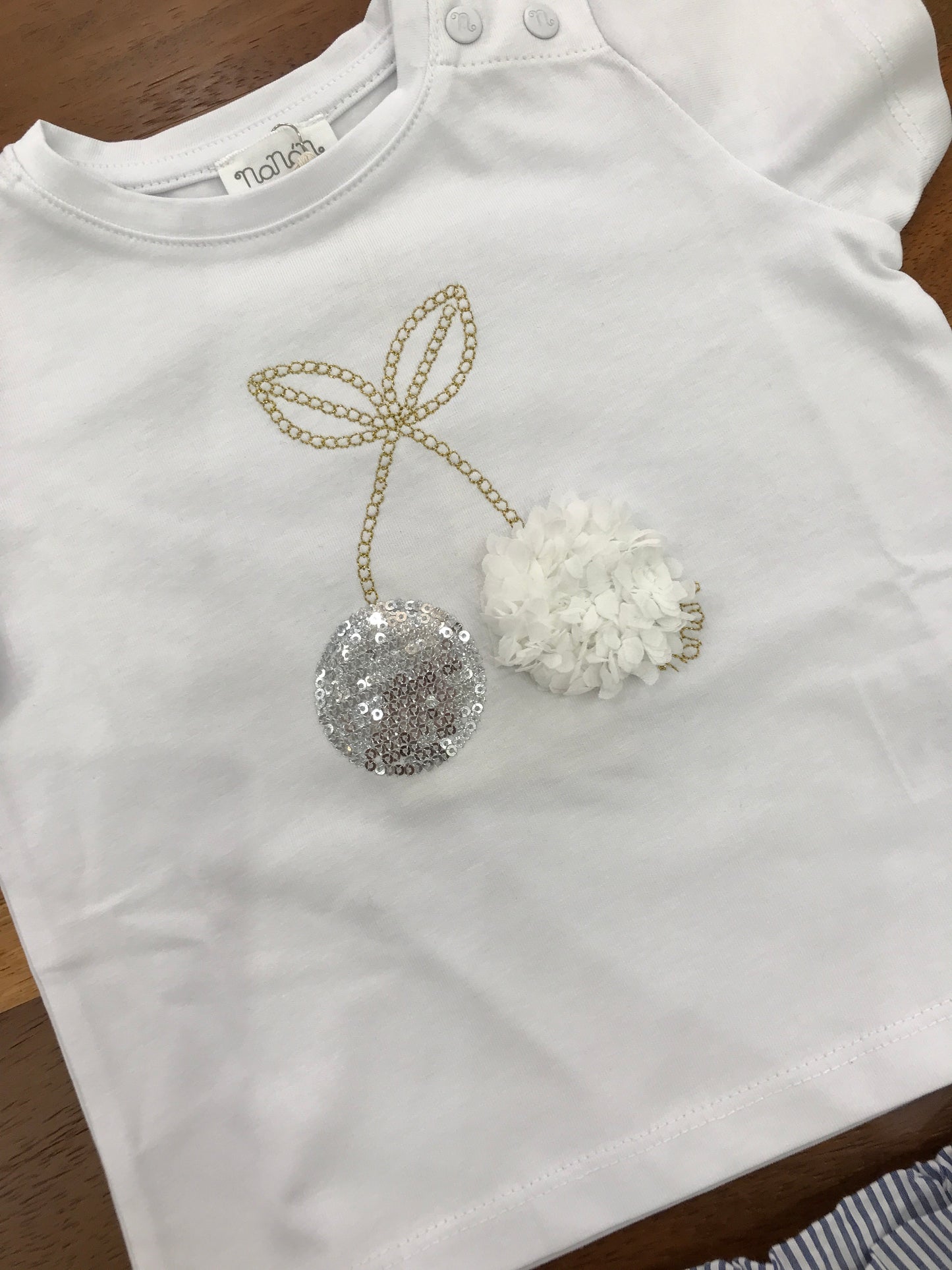 Completo Nanan T-shirt bianca con ciliegie in oro brillantinate con pantalone corto a righe bianche e blu