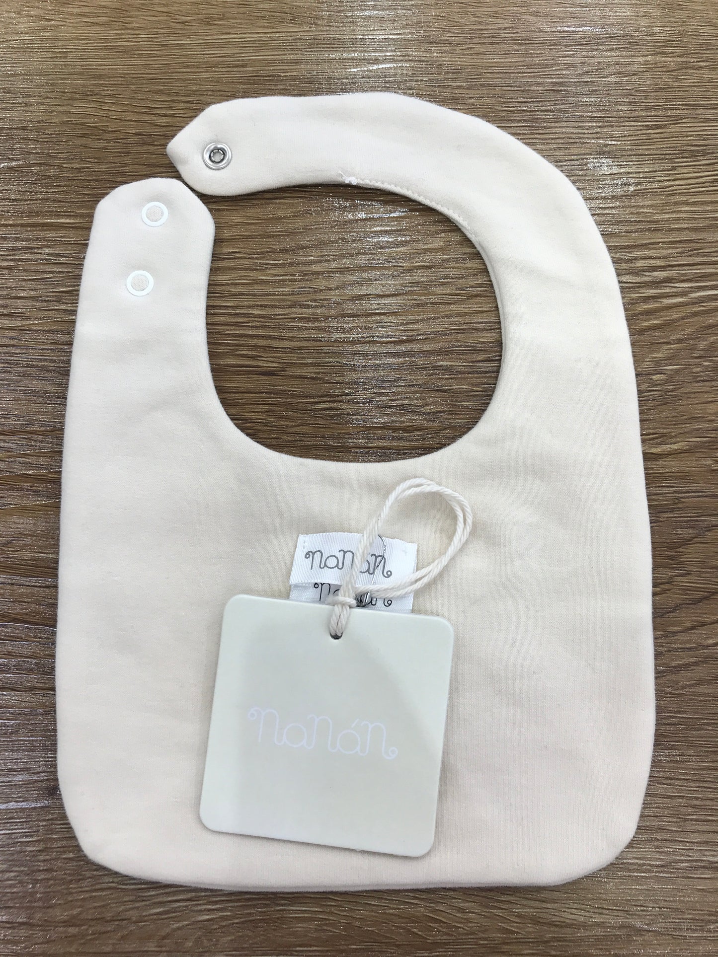 Bavetta Nanan in caldo cotone beige con orsetto sul davanti