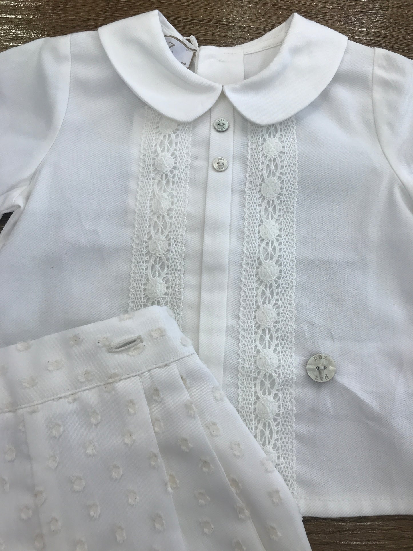 Completo Paz Rodriguez due pezzi camicia con ricami panna sul davanti pantalone corto con pois in rilievo panna