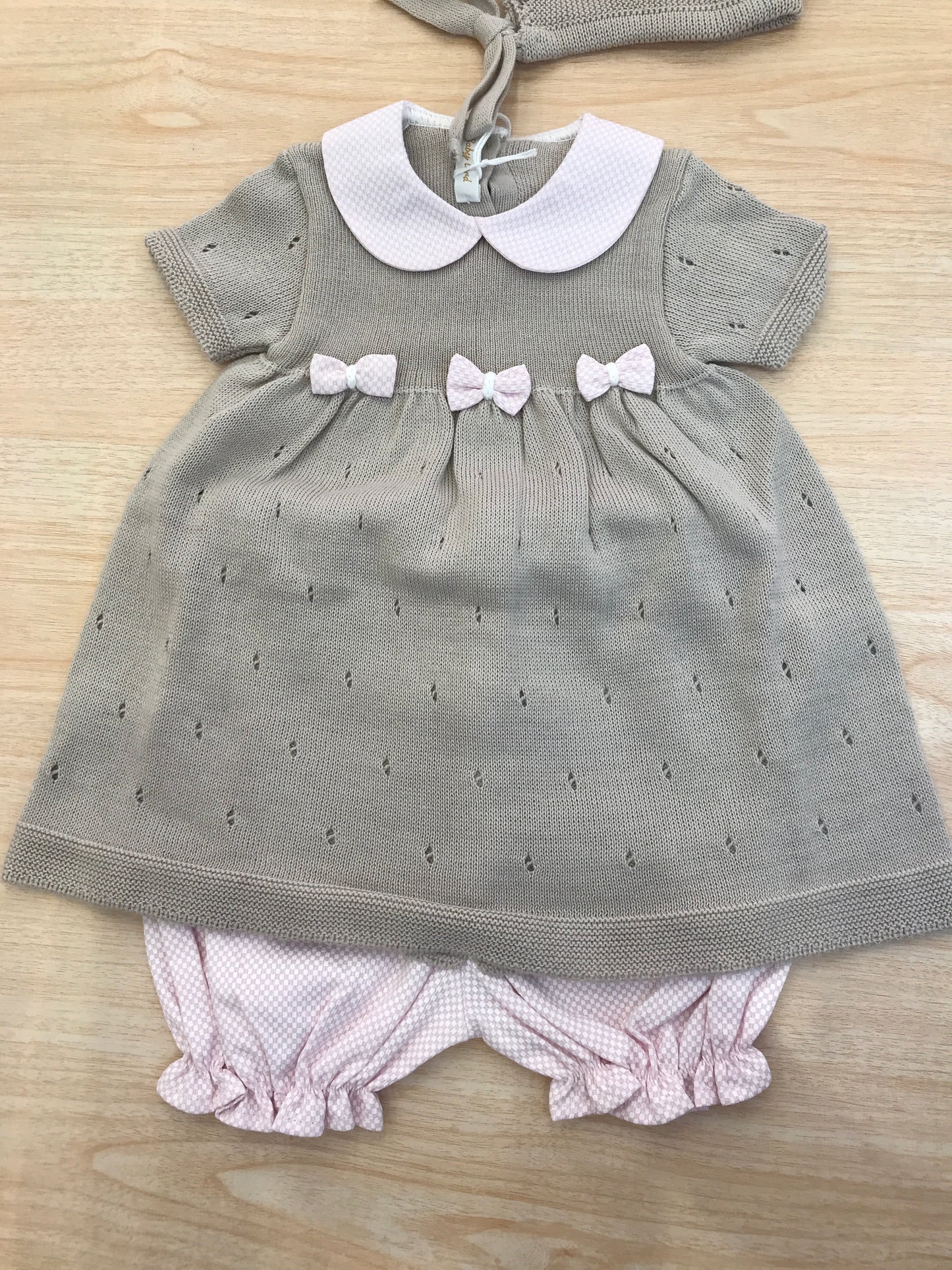 Completo Baby Lord in filo tortora e rosa due pezzi mezza manica traforato con fiocchetti rosa con cuffietta abbinata